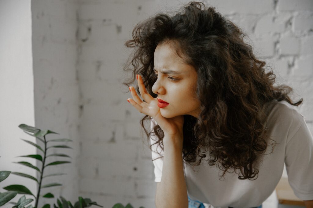 lady thinking with palm on chin 